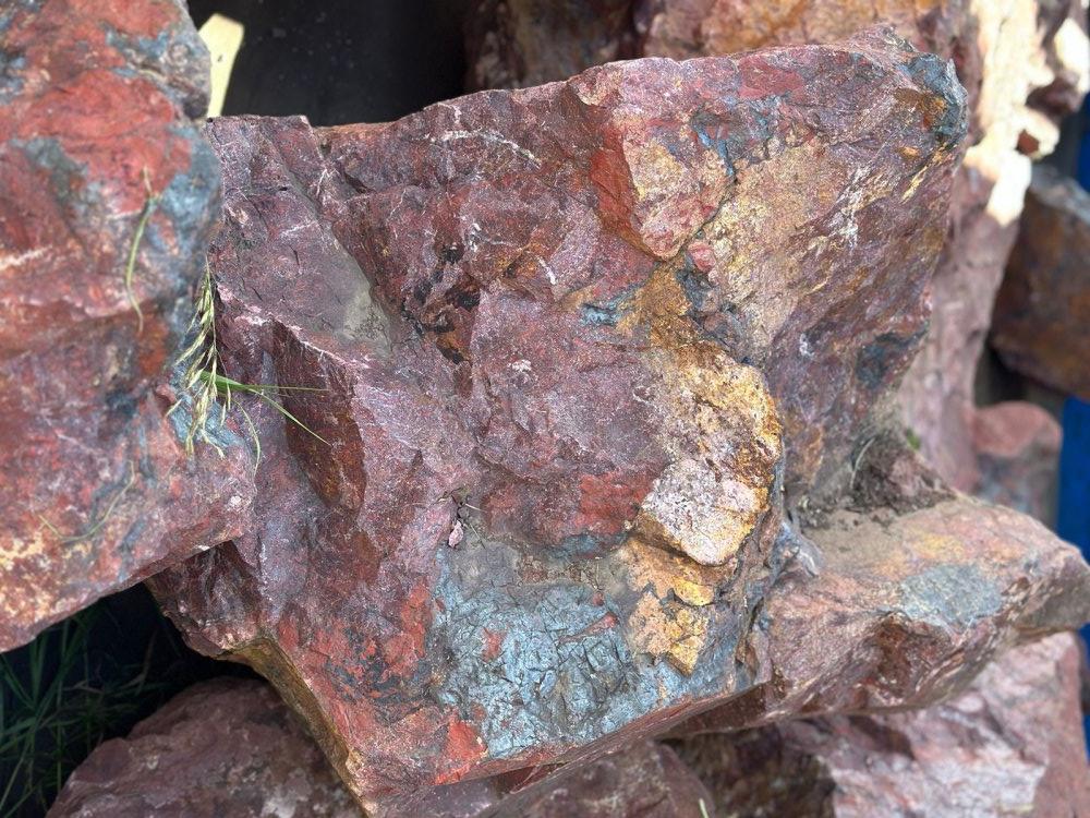 Камни для ландшафтного дизайна красно-фиолетовые 10-60 килограмм купить в Чусовом