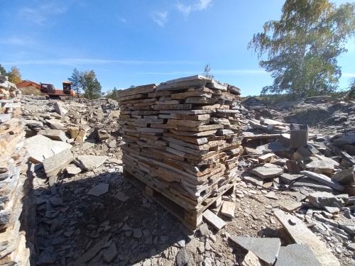 Плитняк златолит серебристый для мощения на бетон купить в Чусовом