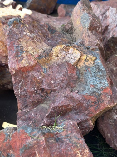 Камни для ландшафтного дизайна красно-фиолетовые 10-60 килограмм купить в Чусовом