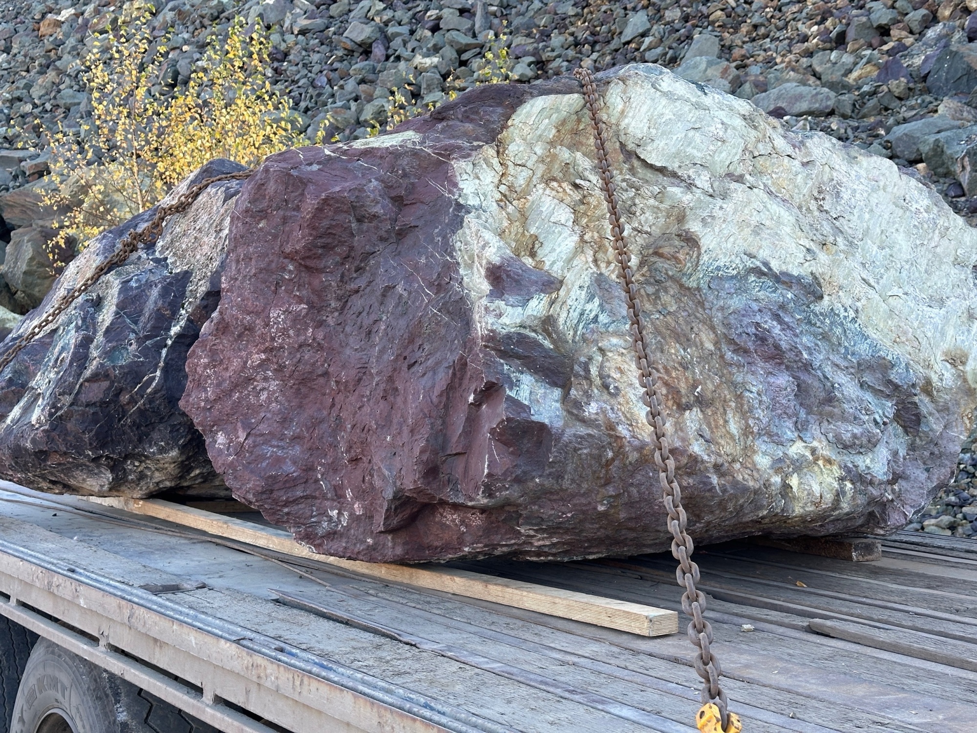 Огромные красно-фиолетовые валуны для ландшафтного дизайна весом более 5 тонн купить в Чусовом