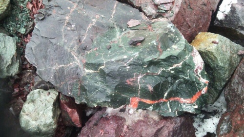 Гигантские зелёные валуны для ландшафтного дизайна весом более 5 тонн купить в Чусовом