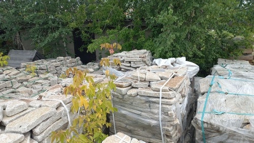 Плитняк галтованный гранитный для ландшафтного дизайна купить в Чусовом