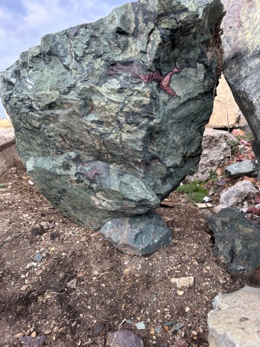 Гигантские зелёные валуны для ландшафтного дизайна весом более 5 тонн купить в Чусовом