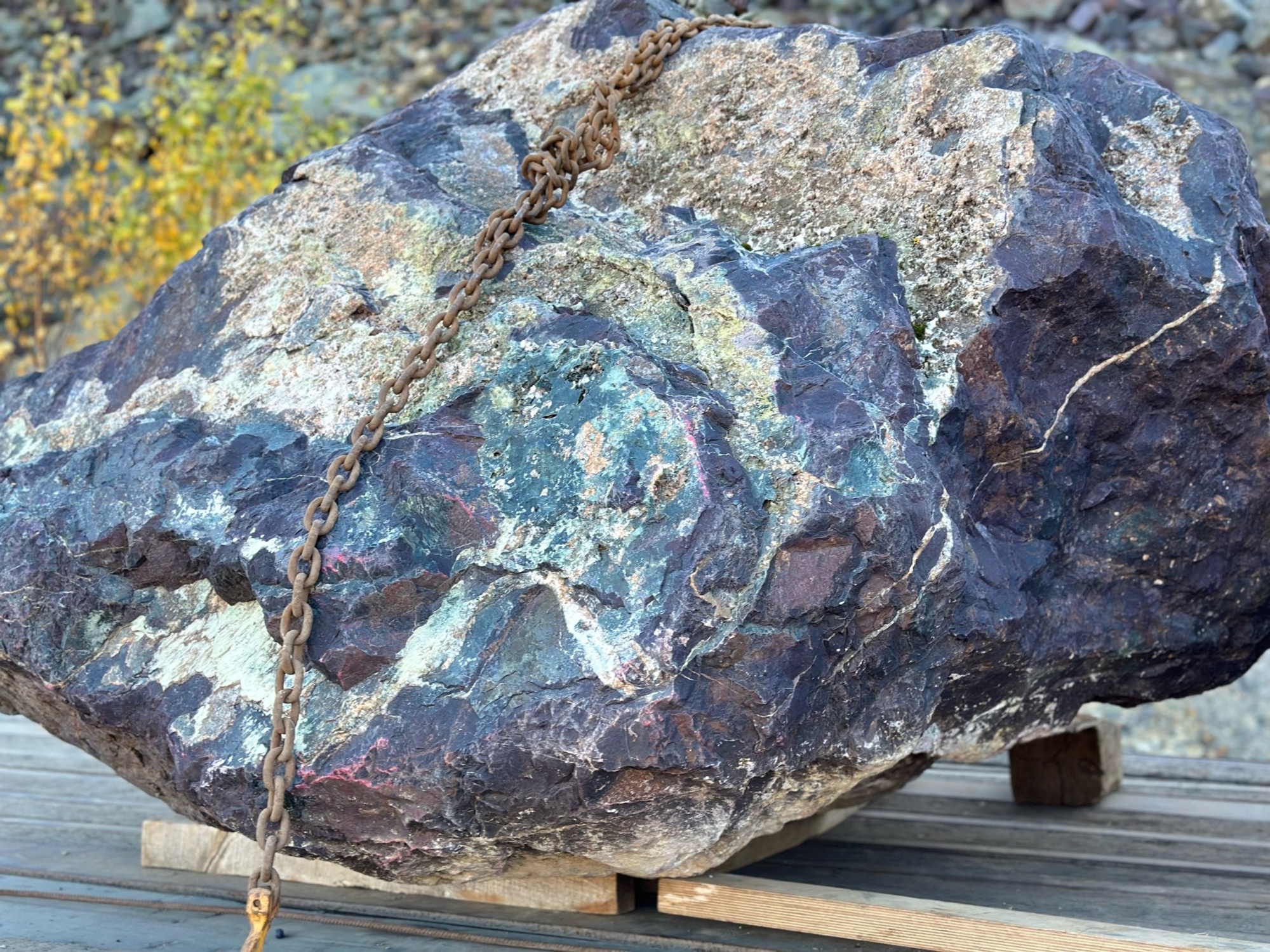 Огромные красно-фиолетовые валуны для ландшафтного дизайна весом более 5 тонн купить в Чусовом