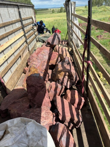 Ландшафтные глыбы красно-фиолетовые 200-1000 килограмм купить в Чусовом