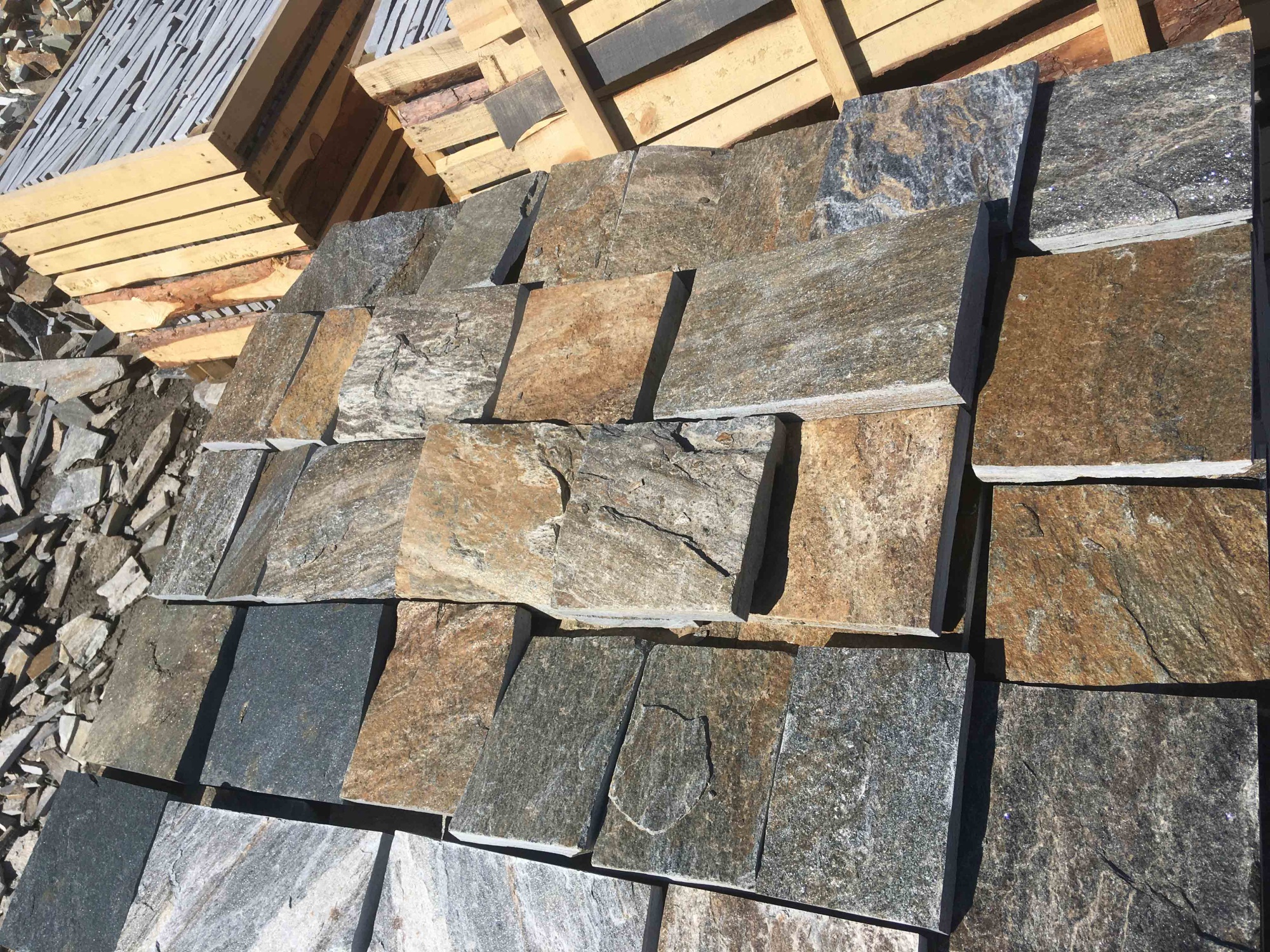 Плитка пилёная златолит Уральский для цоколя, отмостки купить в Чусовом