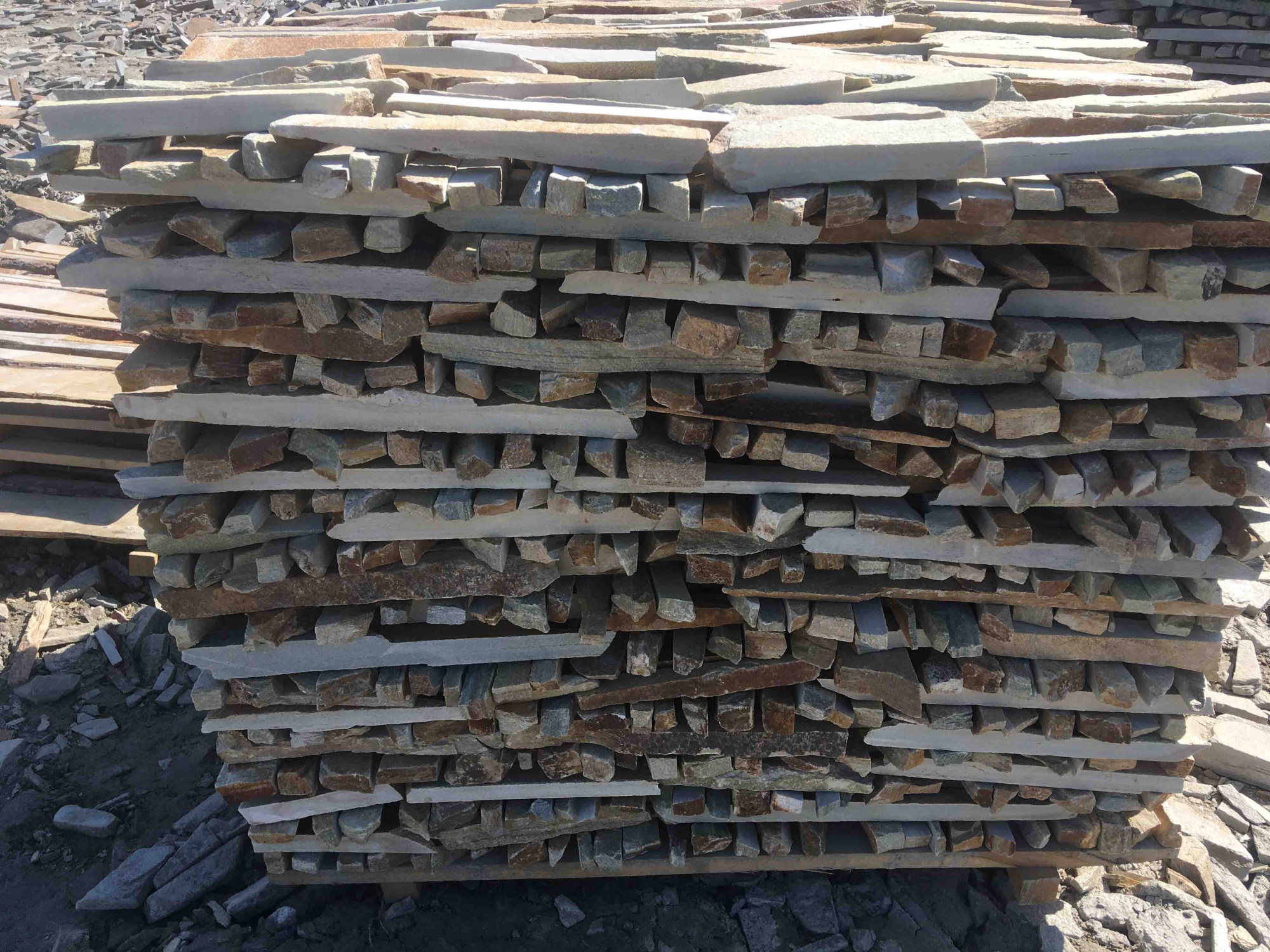 Горбушка златолит золотистый для облицовки купить в Чусовом