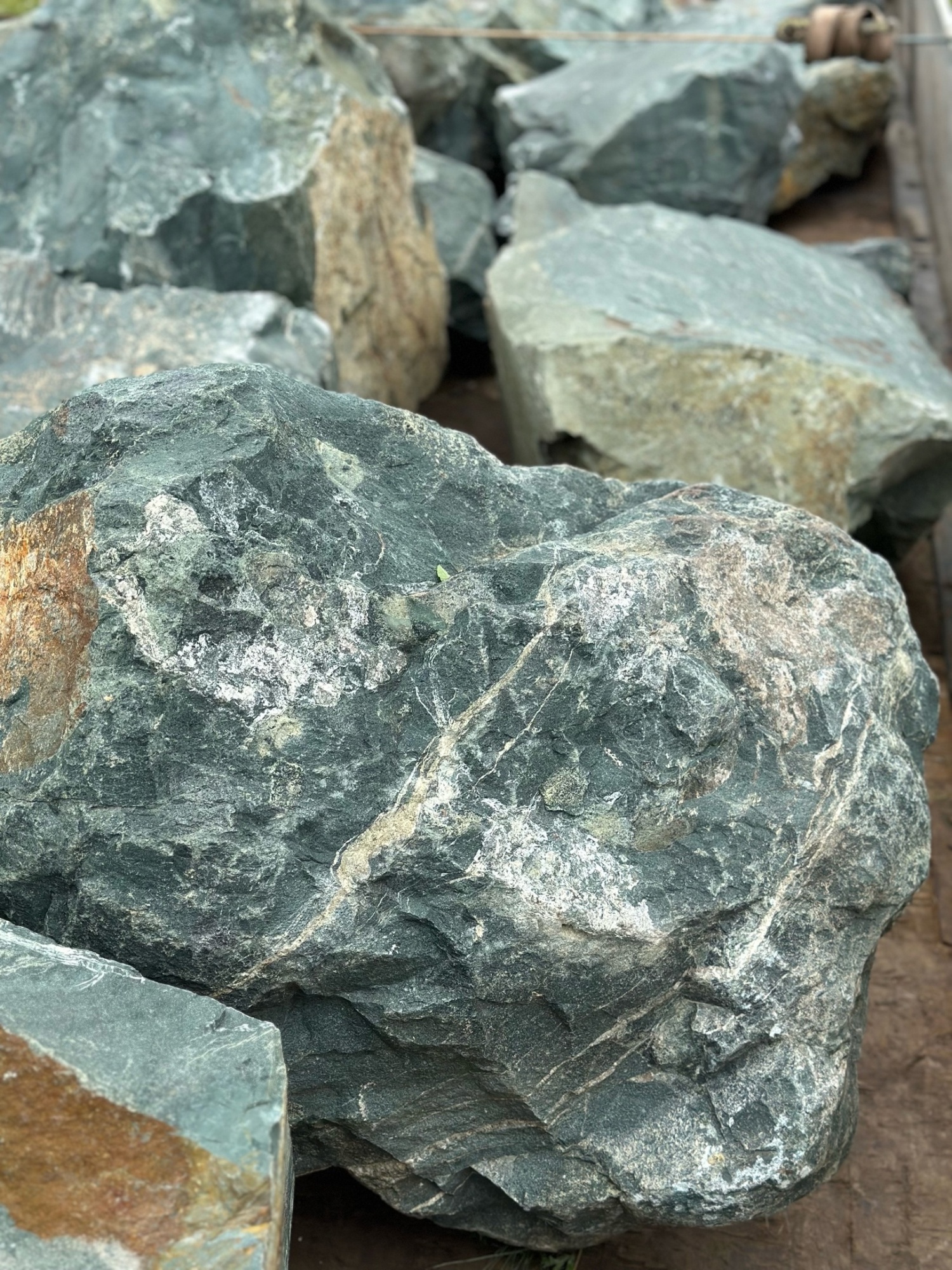 Камни для ландшафтного дизайна зелёные 10-60 килограмм купить в Чусовом