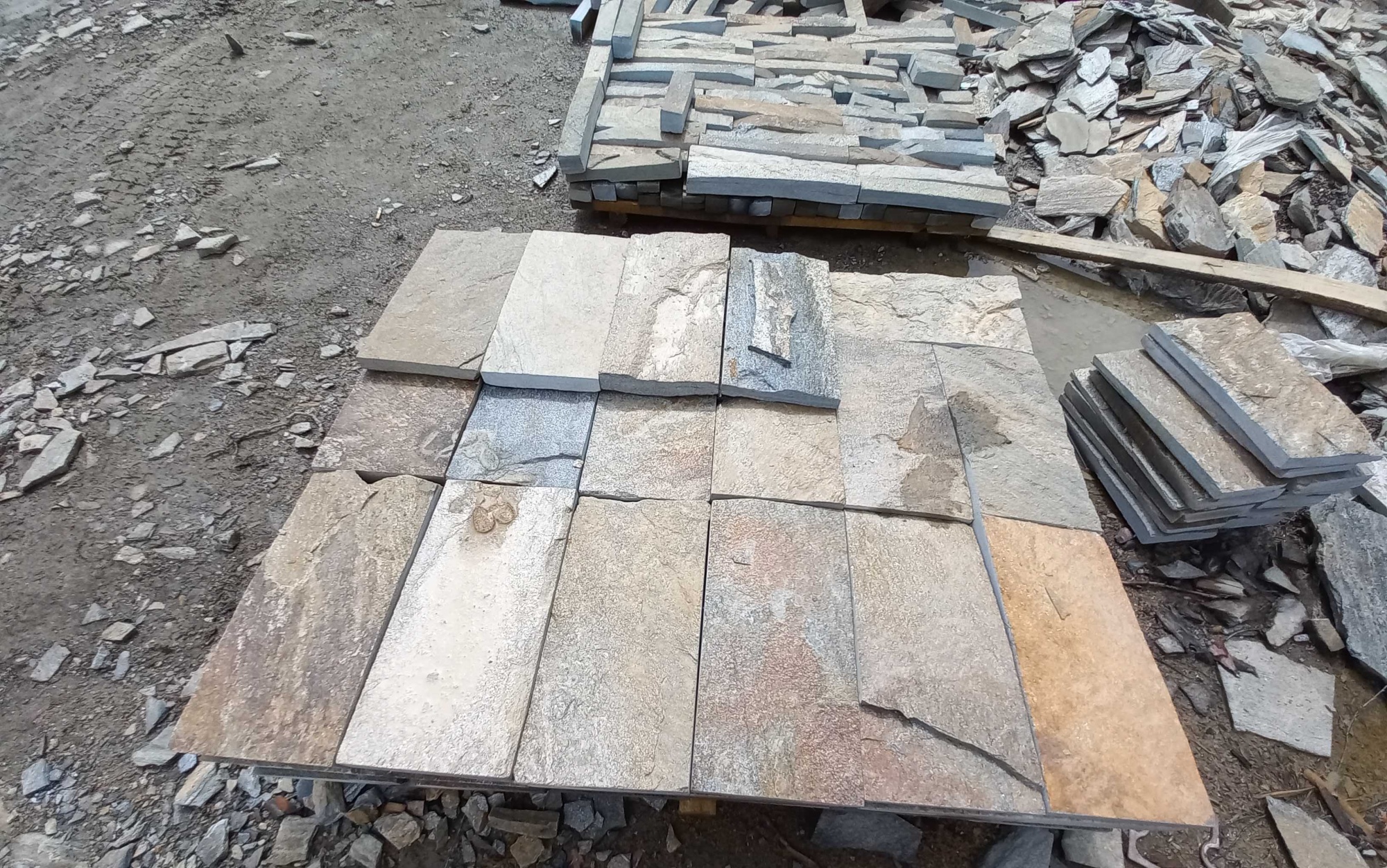 Плитка пилёная златолит Уральский для цоколя, отмостки купить в Чусовом