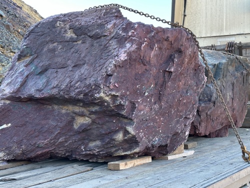 Огромные красно-фиолетовые валуны для ландшафтного дизайна весом более 5 тонн купить в Чусовом