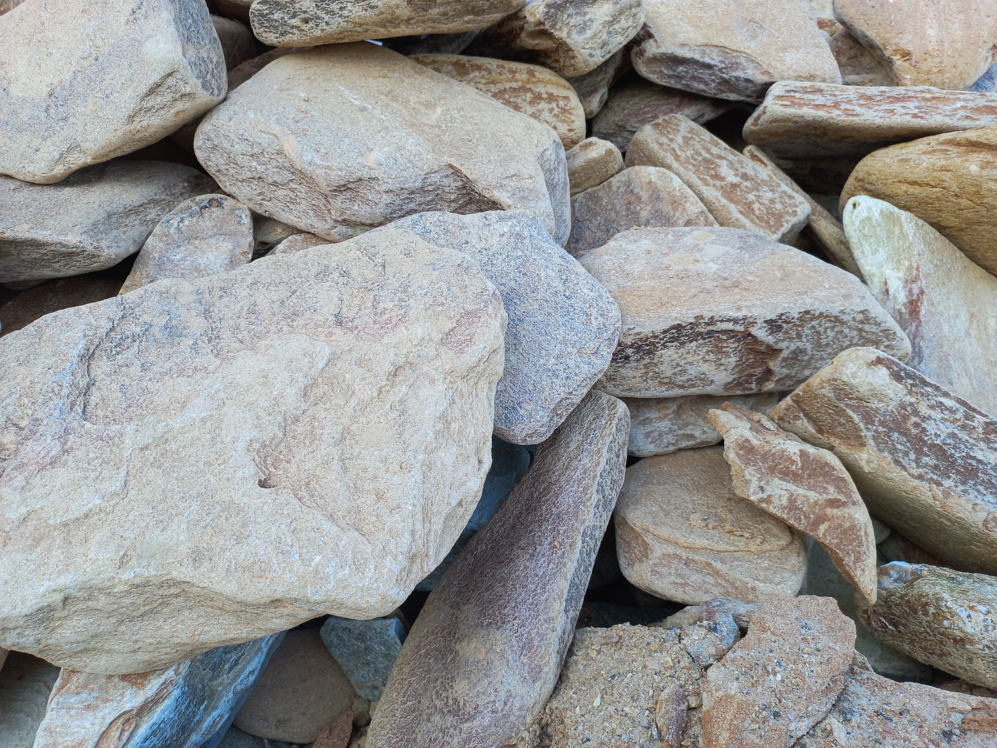 Златолит жёлтый, жёлто-зелёный глыбки и валуны для ланшафтного дизайна купить в Чусовом