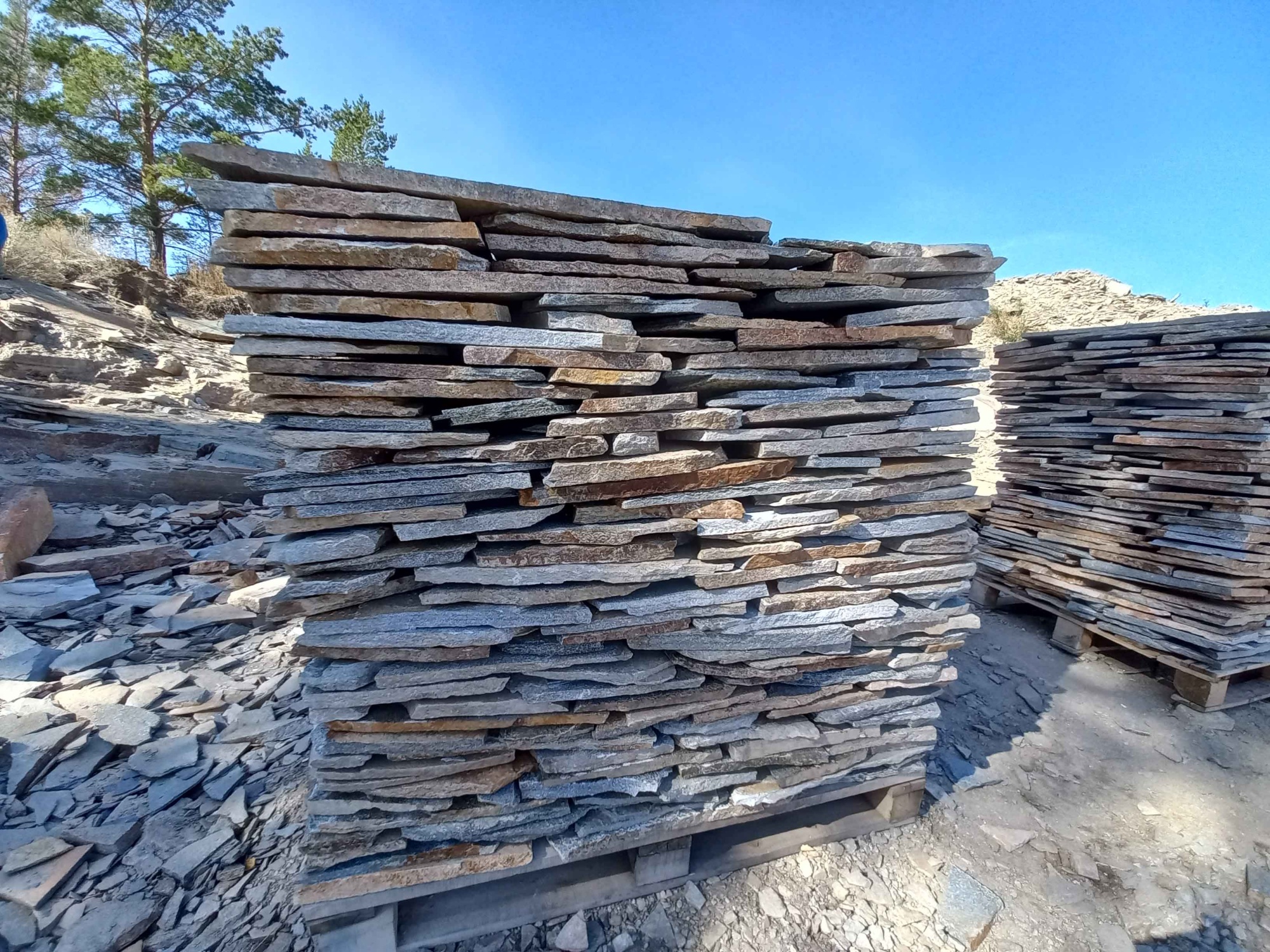 Плитняк златолит серебристый для фасада купить в Чусовом