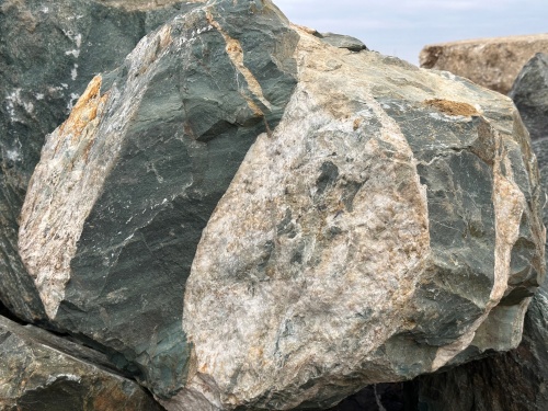 Гигантские зелёные валуны для ландшафтного дизайна весом более 5 тонн купить в Чусовом