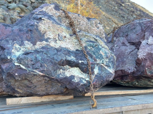 Огромные красно-фиолетовые валуны для ландшафтного дизайна весом более 5 тонн купить в Чусовом