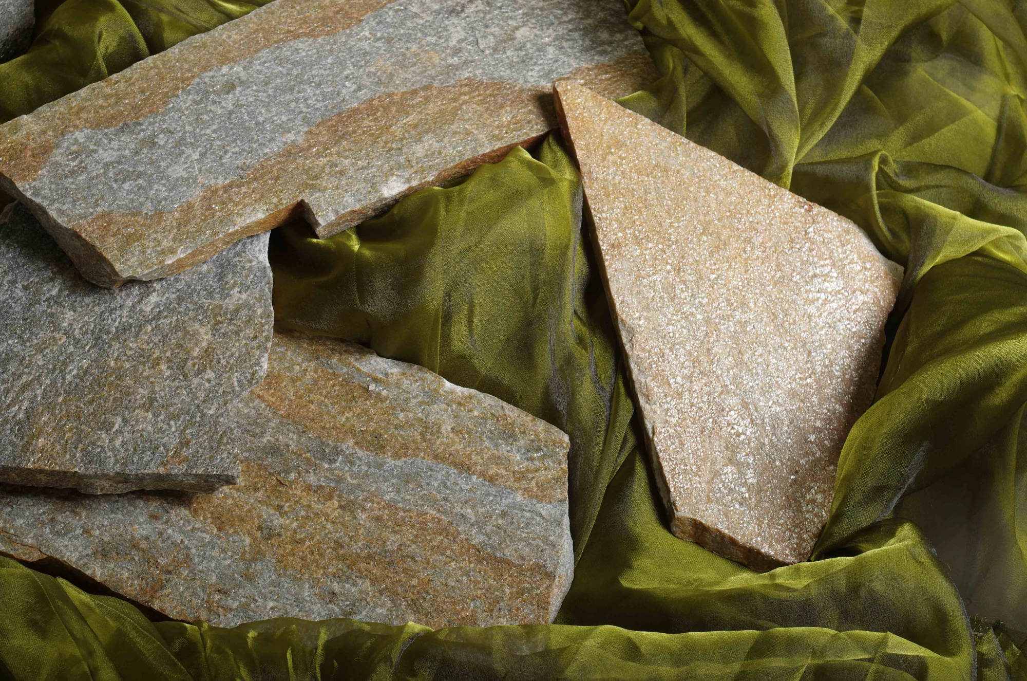 Плитняк златолит Уральский для цоколя, отмостки купить в Чусовом