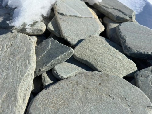 Плитняк златолит зелёный галтованный для цоколя купить в Чусовом