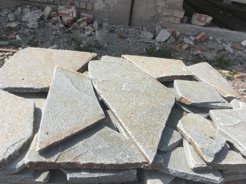 Златолит серебристый галтованный для лестниц купить в Чусовом